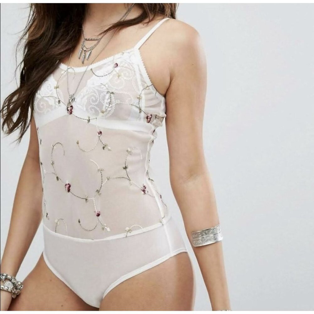 𝅺honey Punch Sheer Embroidered Bodysuit NWT Size S